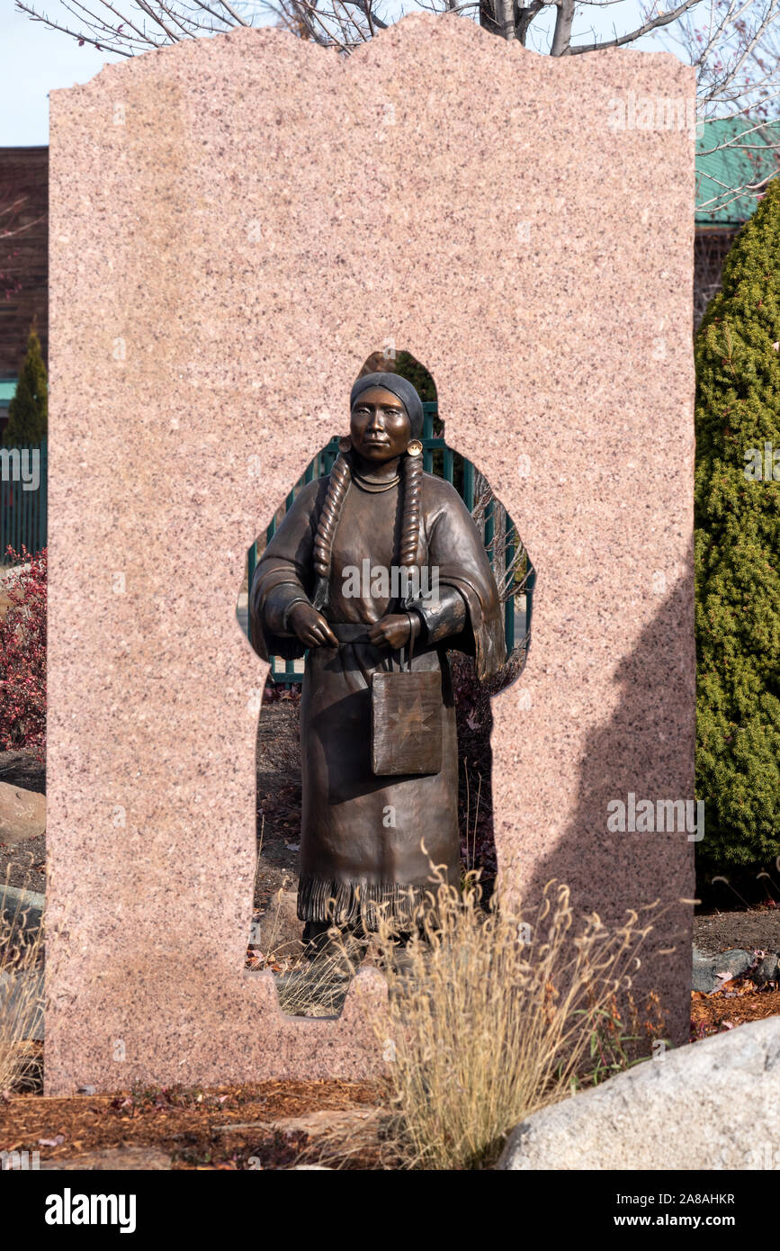 Etweyé·wise (Nez Perce - "Io ritorno da un faticoso viaggio") statua da Doug Hyde in Giuseppe, Oregon. Foto Stock
