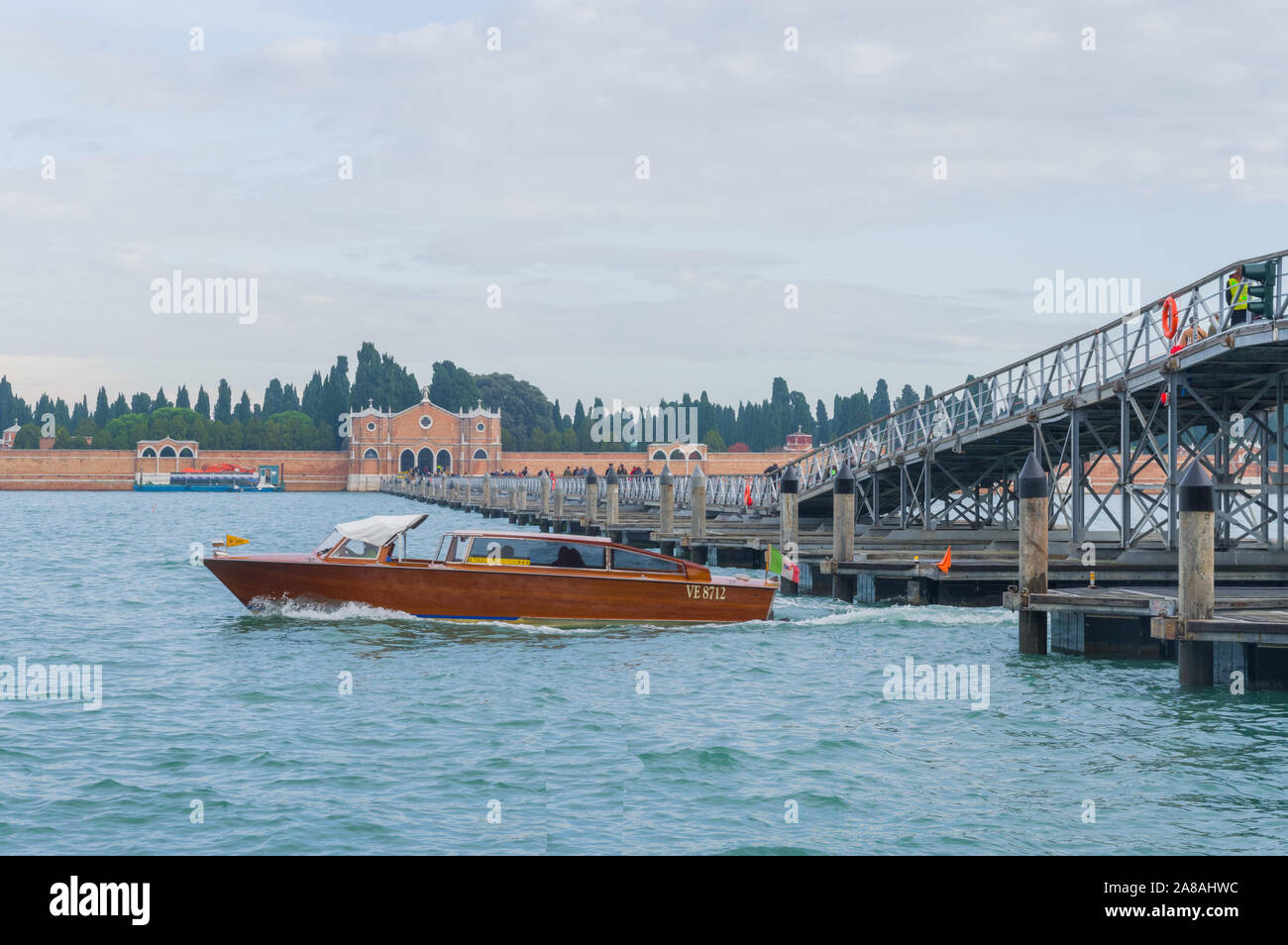 Venezia, Italia (6 novembre 2019) - temporanea del ponte di legno che collega Venezia con la sua isola di cimitero per la commemorazione dei defunti Foto Stock