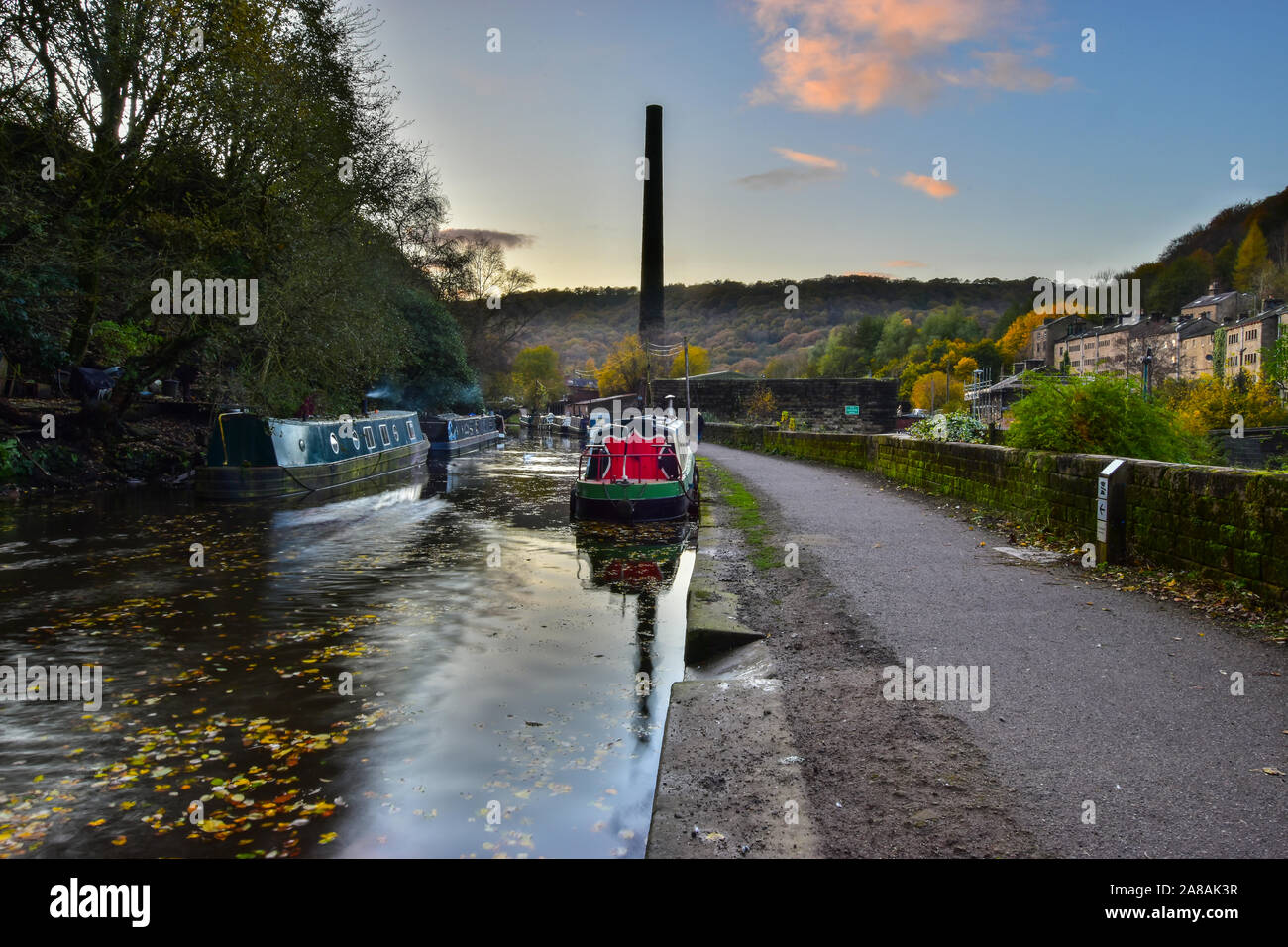 Mill camino e narrowboat riflessa in Rochdale Canal, Hebden Bridge, Calderdale, West Yorkshire Foto Stock