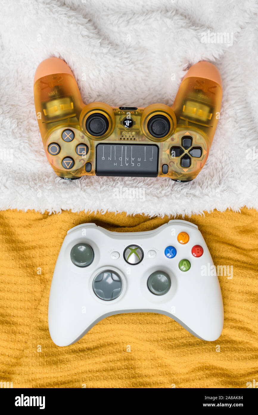 KIEV, UCRAINA - 07 Novembre 2019: Xbox e Playstation 4 controller insieme sul tessuto colorato sfondo Foto Stock