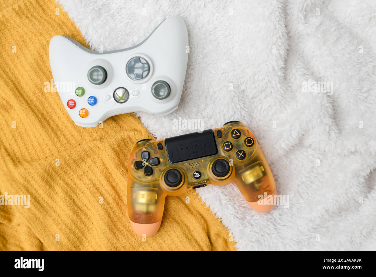 KIEV, UCRAINA - 07 Novembre 2019: Xbox e Playstation 4 controller insieme  sul tessuto colorato sfondo Foto stock - Alamy