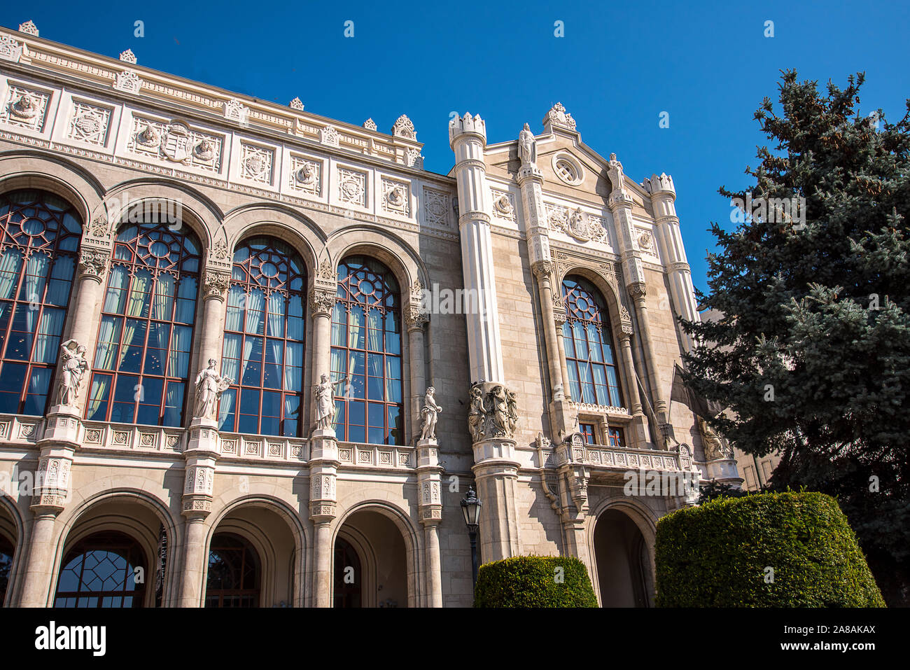 Vigadó (di solito tradotto come "luogo di allegria") di Budapest è la seconda più grande sala da concerto, situato sulla sponda orientale del Danubio a Budapest Foto Stock