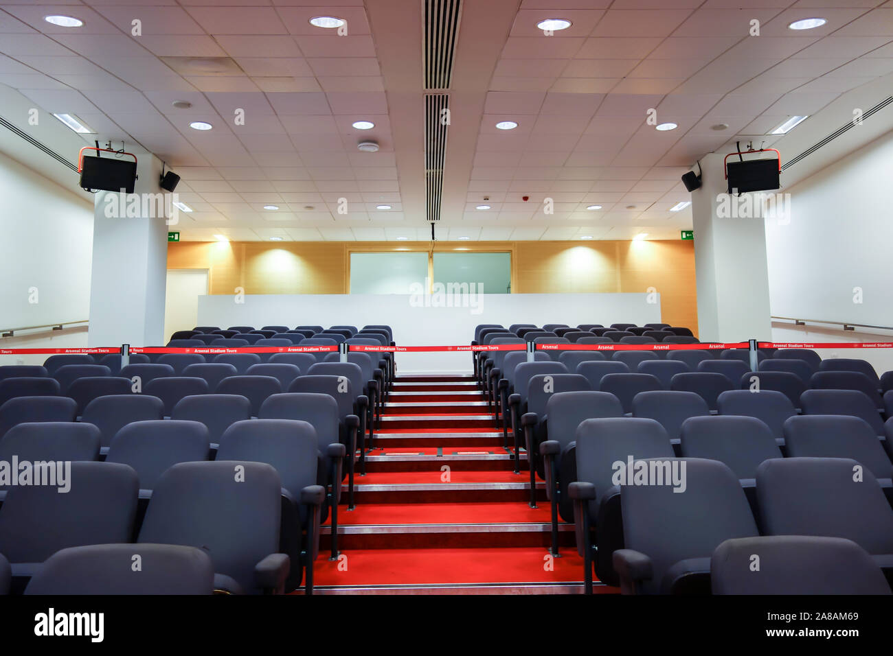 LONDON, Regno Unito - ottobre 5TH 2019: l'area con posti a sedere di lui Press Room in esposizione al pubblico presso l'Arsenal Emirates Stadium Tour. Foto Stock