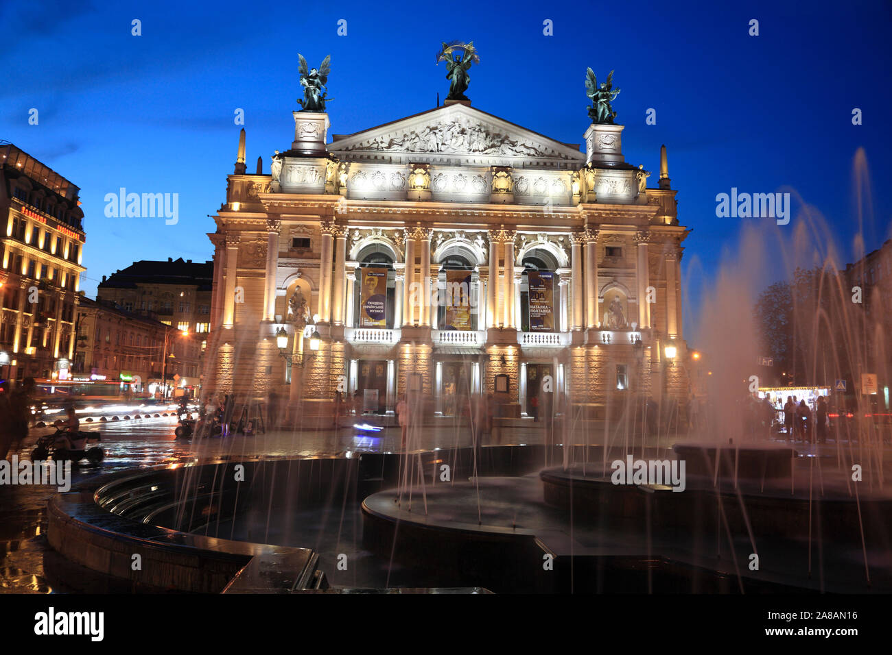 Opera House di sera, prospekt Svobody, Lviv, Ucraina Foto Stock