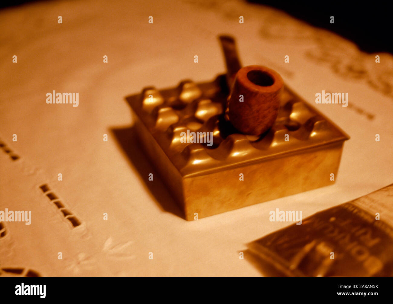 Close-up di fumatori in miniatura tubo su Centrino sul tavolo Foto Stock