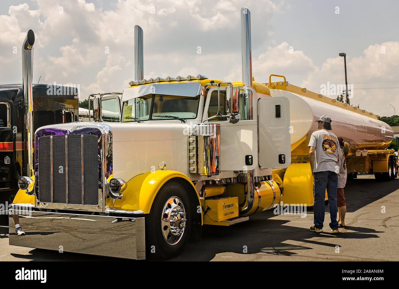 Un 2016 Peterbilt 389 con 2015 Mueller rimorchio è stato premiato come una mostra carrello durante il XXXIV Shell annuale Rotella SuperRigs carrello show di Joplin. Foto Stock
