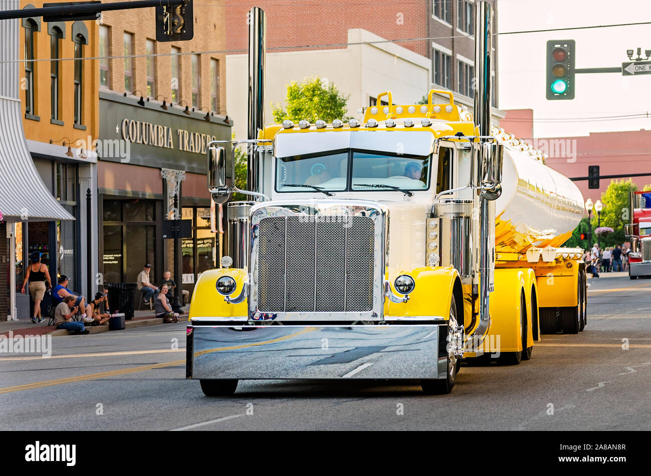Un 2016 Peterbilt 386 con 2015 Mueller serbatoio unità di rimorchio verso il basso sulla via principale durante il XXXIV Shell annuale Rotella SuperRigs parade di Joplin, Missouri. Foto Stock