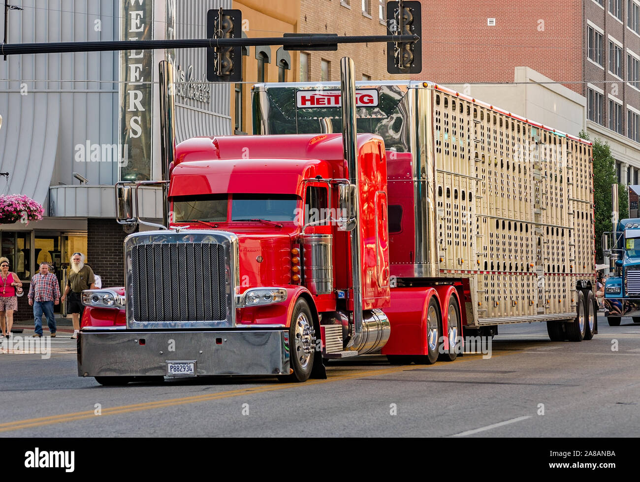 Un 2015 Peterbilt 389 con una Wilson bovini rimorchio partecipa alla XXXIV Shell annuale Rotella SuperRigs parade di Joplin, Missouri. Foto Stock