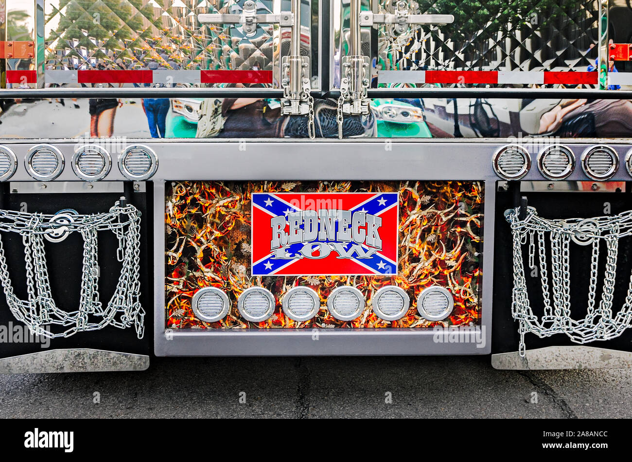 Un tema di caccia è presentato sulla parte posteriore di un 2005 Kenworth T600 e 2017 Wabash rimorchio a SuperRigs in Joplin, Missouri. Foto Stock