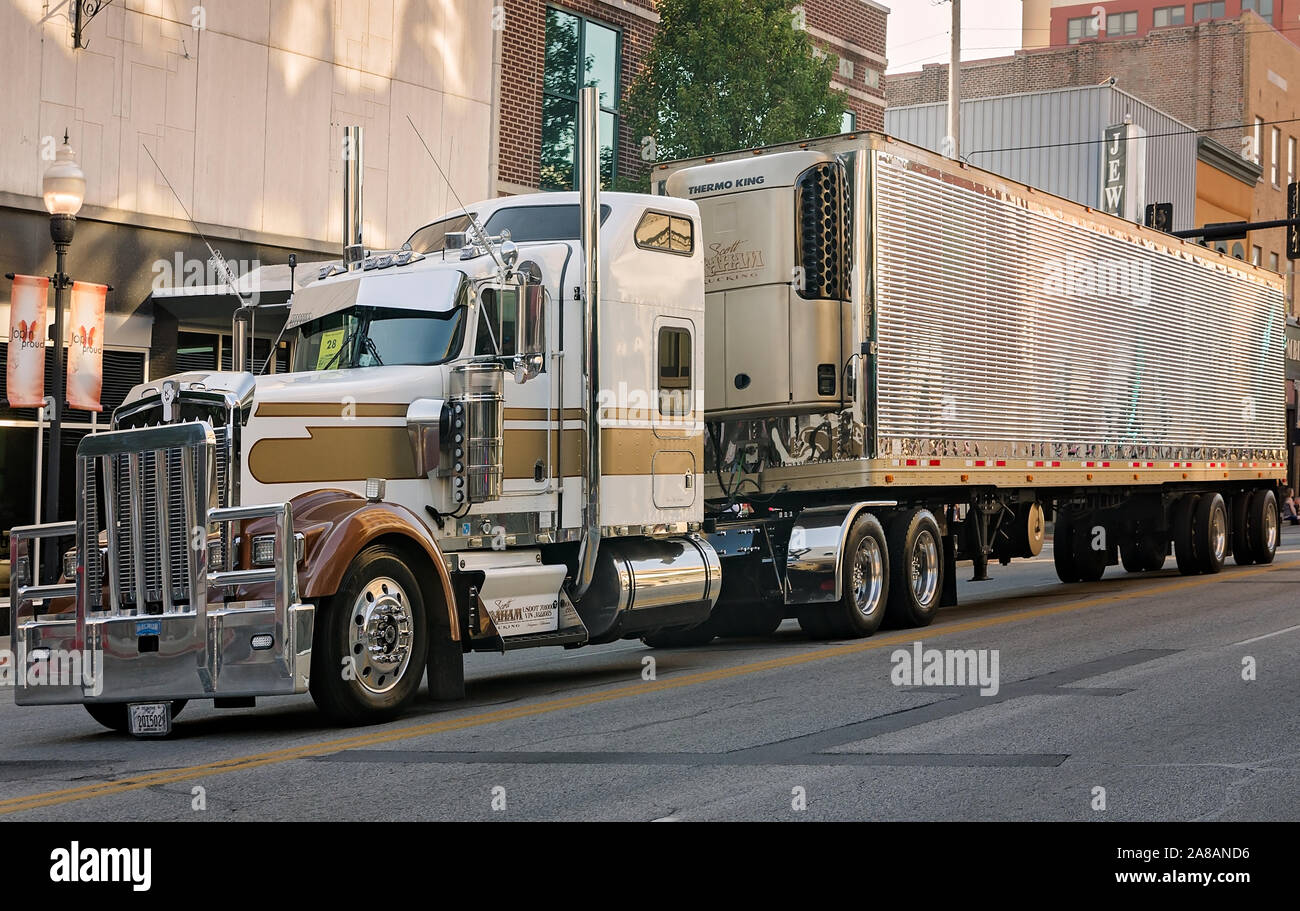 Un carrello Kenworth partecipa alla XXXIV Shell annuale Rotella SuperRigs parade, Giugno 10, 2016 a Joplin, Missouri. Foto Stock