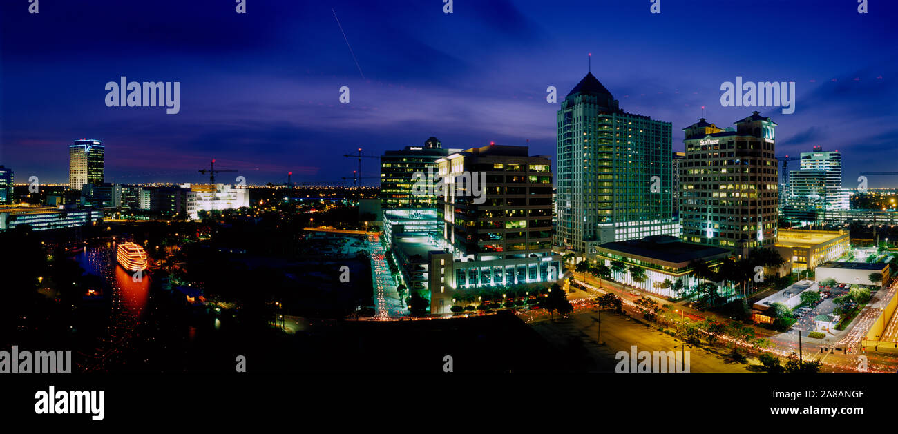 Vista della città di notte, Ft Lauderdale, Florida, Stati Uniti d'America Foto Stock