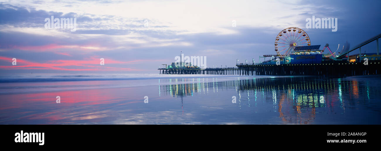 Pontile con una ruota panoramica Ferris, Santa Monica Pier, Santa Monica, California, Stati Uniti d'America Foto Stock