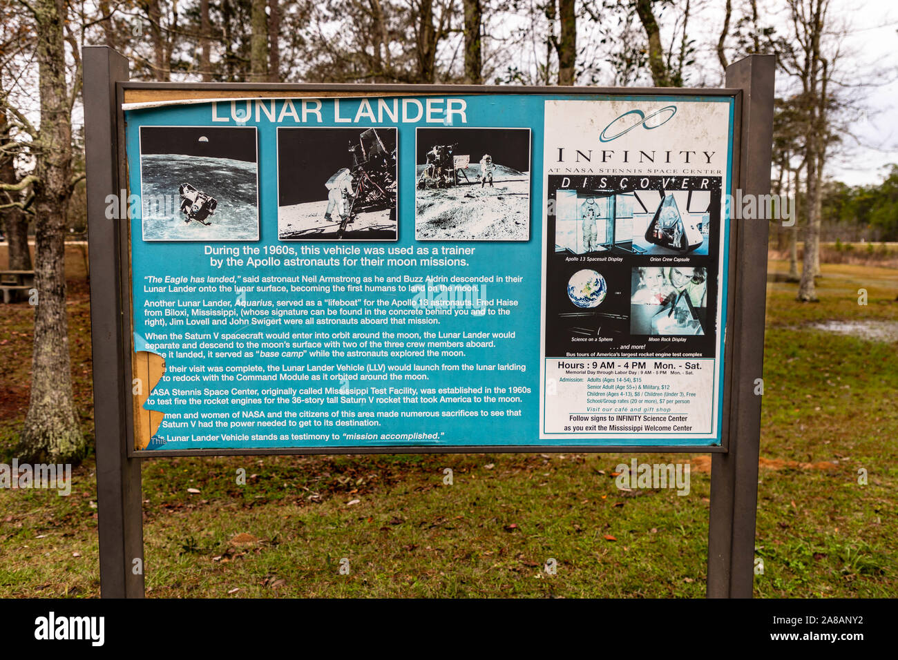 Questo di trenta piedi di altezza replica di un Apollo lunar lander abbellisce la parte anteriore del Mississippi Centro di Benvenuto sulla Interstate 10 in Pearlington, Mississipp Foto Stock