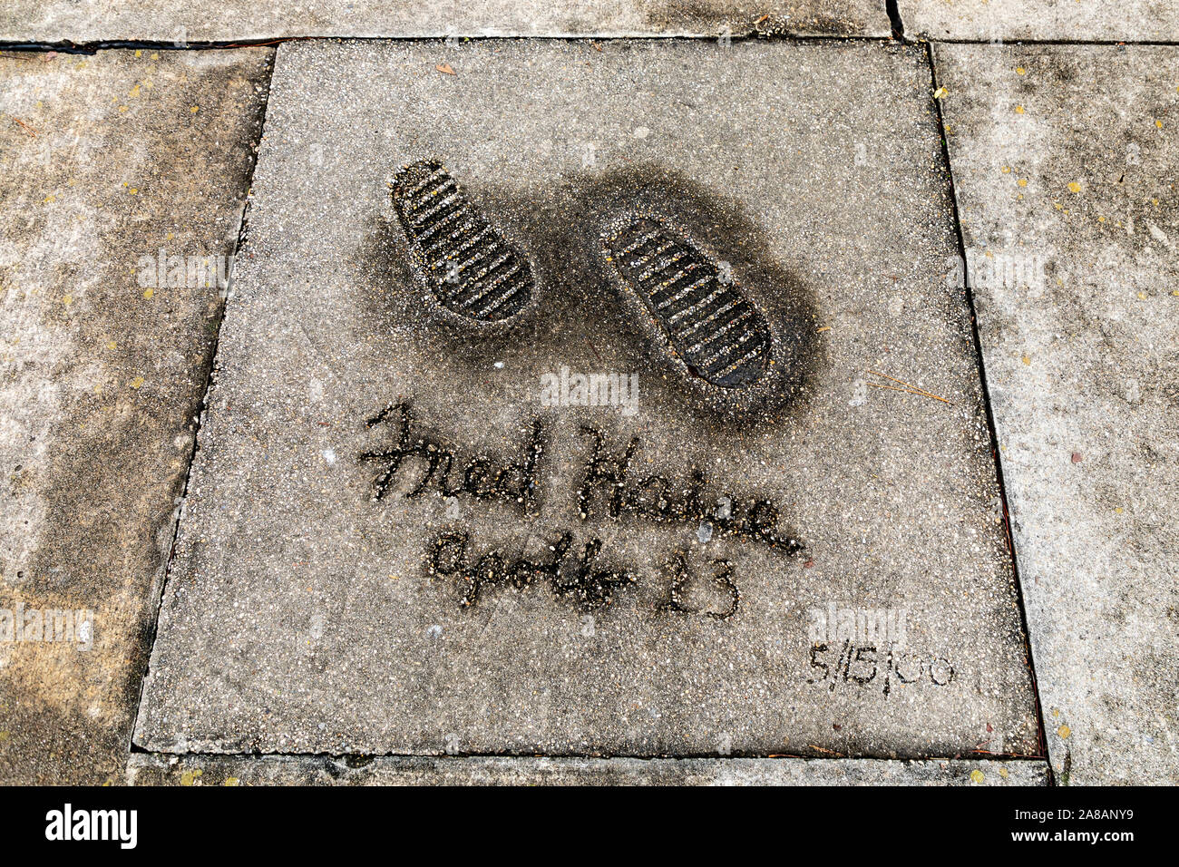Impronta di Fred Haise spazio impronte di avvio in calcestruzzo alla base dell'Apollo lunar lander presentano alla Mississippi Welcome Center vicino al thir Foto Stock