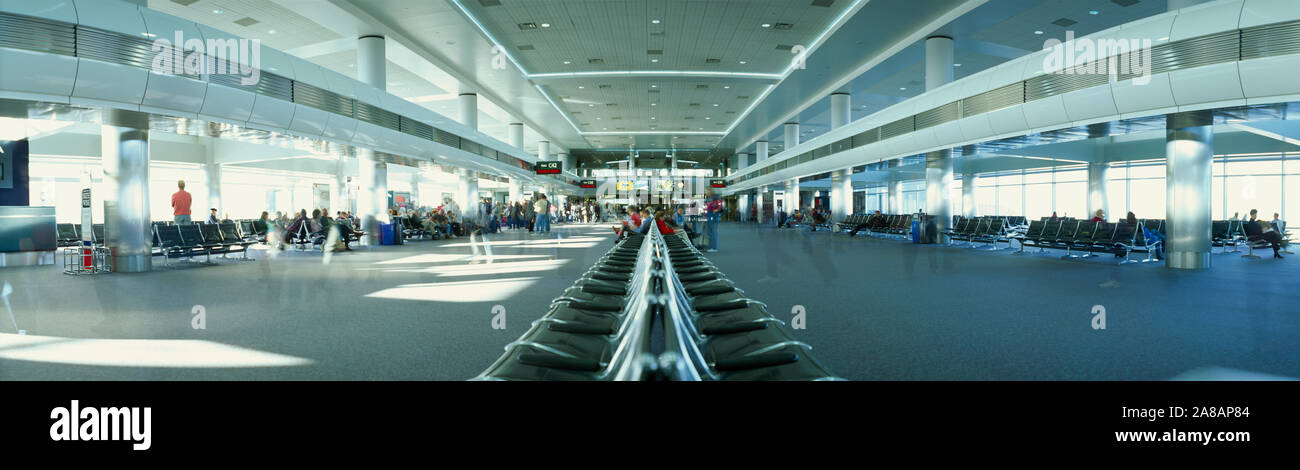 I passeggeri in attesa presso un aeroporto Charlotte, North Carolina, STATI UNITI D'AMERICA Foto Stock