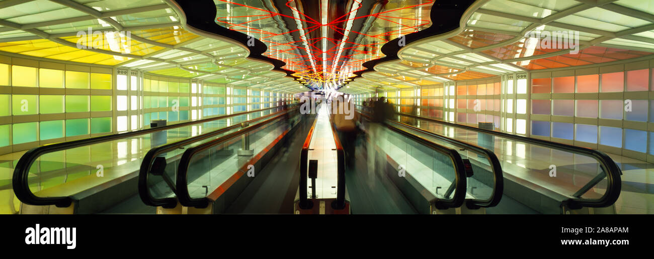 Gruppo di persone che si muovono su un marciapiede in un aeroporto, l'Aeroporto O'Hare di Chicago, Illinois, Stati Uniti d'America Foto Stock