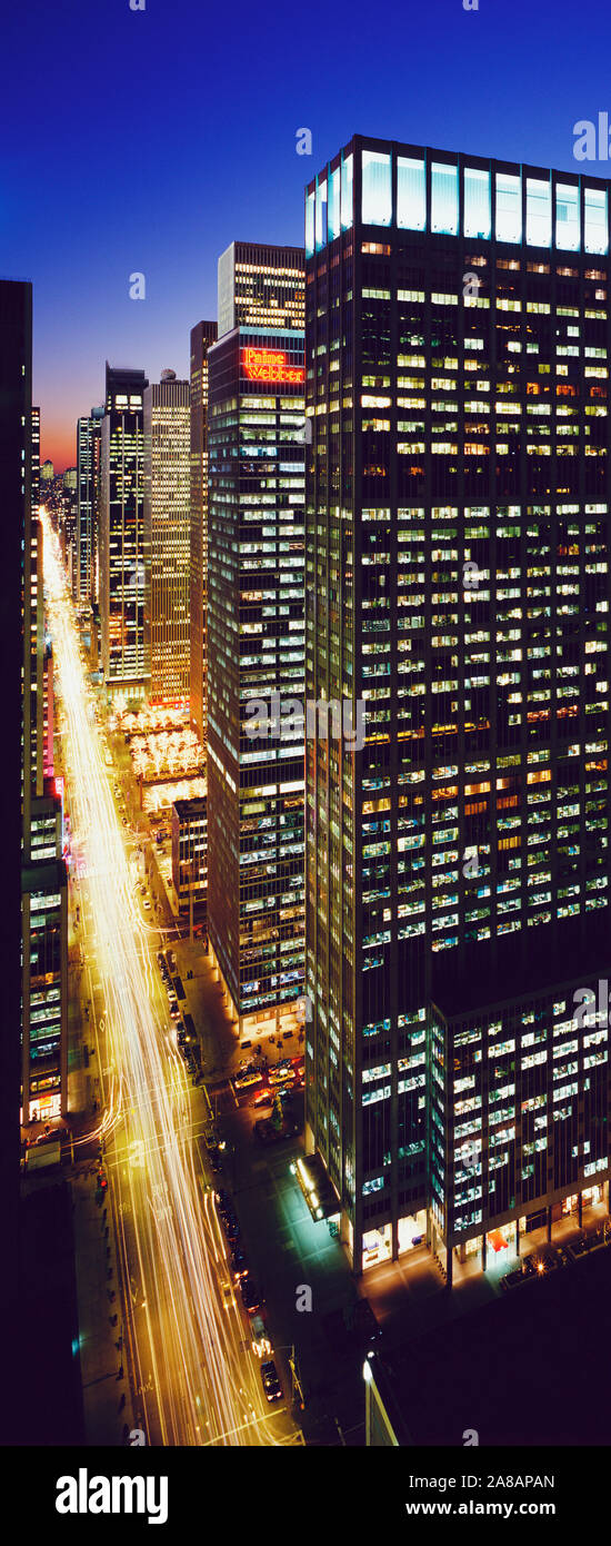 Vista aerea di street nella città di notte, sesta Avenue, Manhattan, New York, New York, Stati Uniti d'America Foto Stock