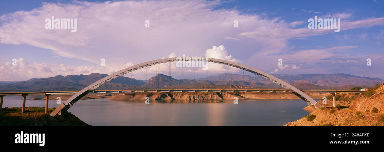Ponte su un lago, Theodore Roosevelt Lake, Arizona, Stati Uniti d'America Foto Stock