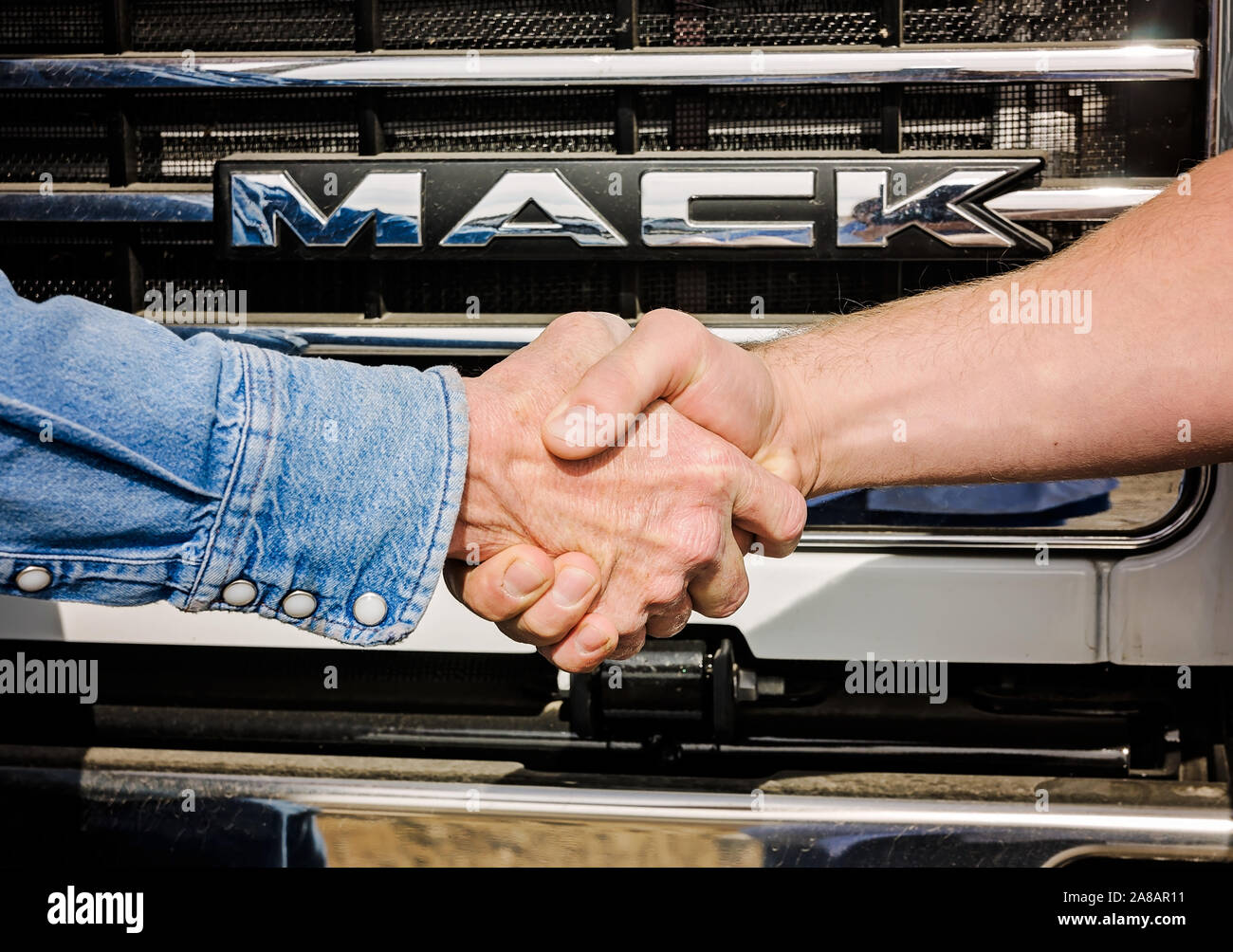 Un Mack Trucks service manager scuote le mani con un cliente di Bruckner Truck Sales, nov. 15, 2017, in Farmington, Nuovo Messico. Foto Stock
