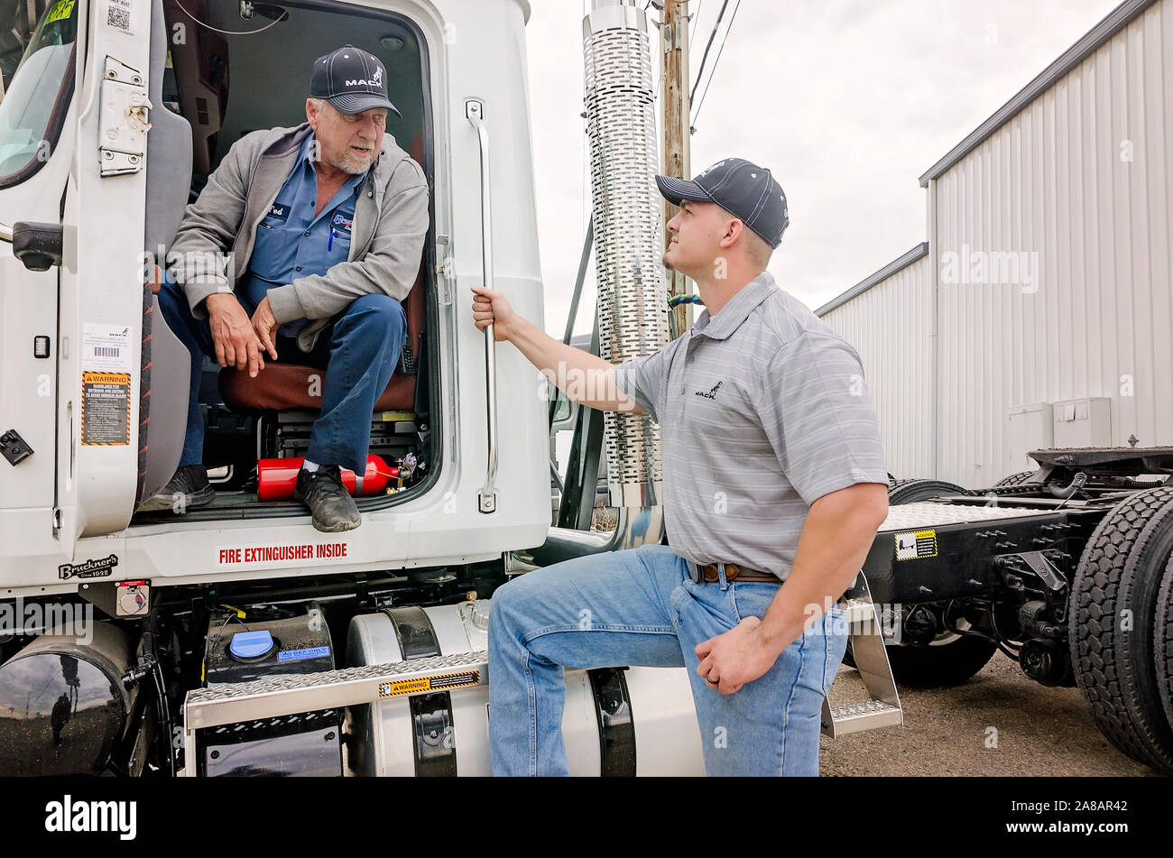 Un Mack Trucks service manager parla con un cliente di Bruckner Truck Sales, nov. 16, 2017, in Farmington, Nuovo Messico. Foto Stock