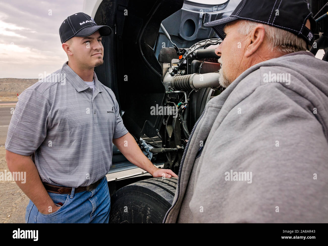Un Mack Trucks service manager parla con un cliente di Bruckner Truck Sales, nov. 16, 2017, in Farmington, Nuovo Messico. Foto Stock
