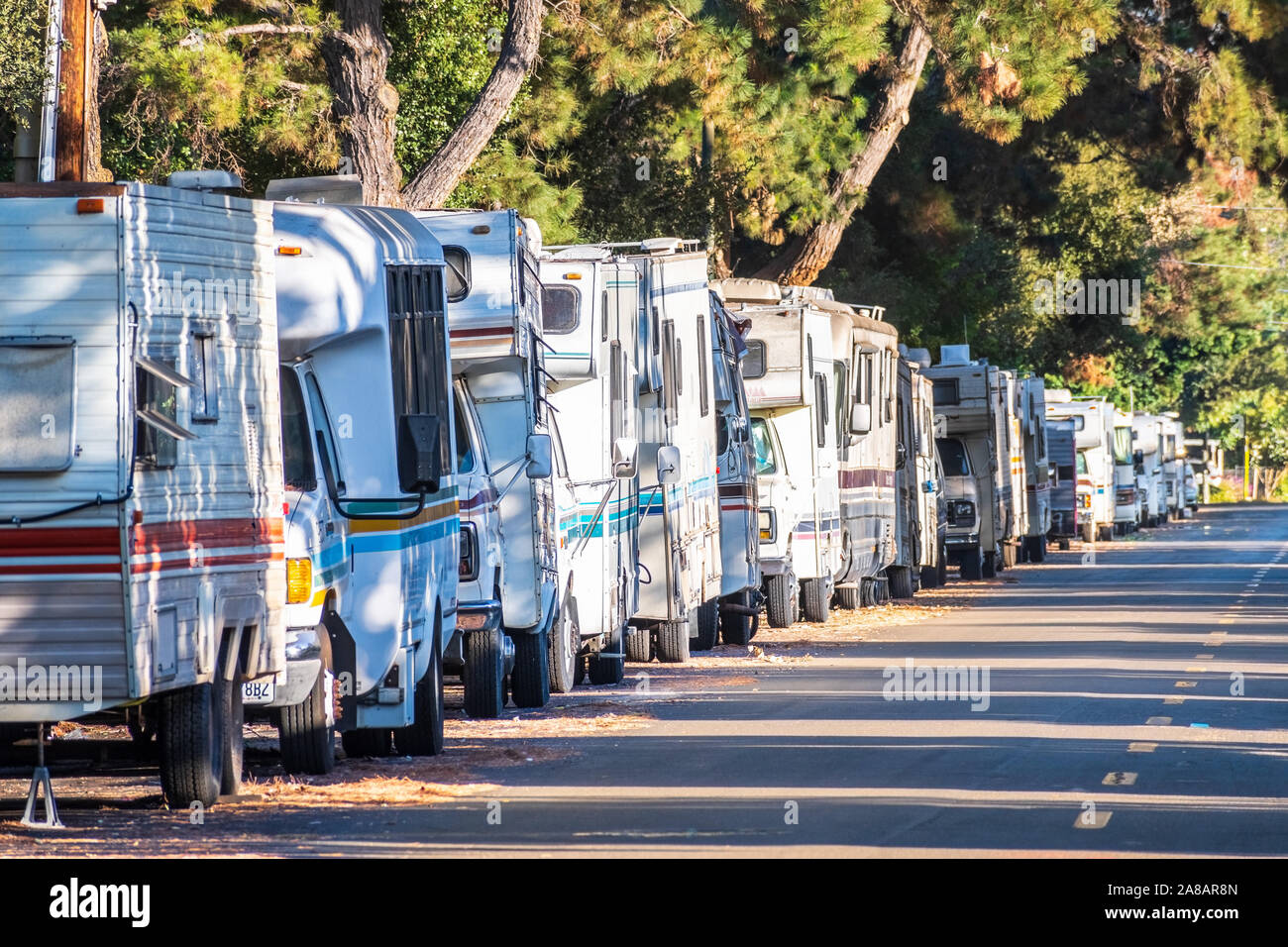 Novembre 4, 2019 Mountain View / CA / STATI UNITI D'AMERICA - Camper e RVs parcheggiata vicino ad ogni altro su una strada pubblica in Silicon Valley; simbolo della crisi abitativa e Foto Stock