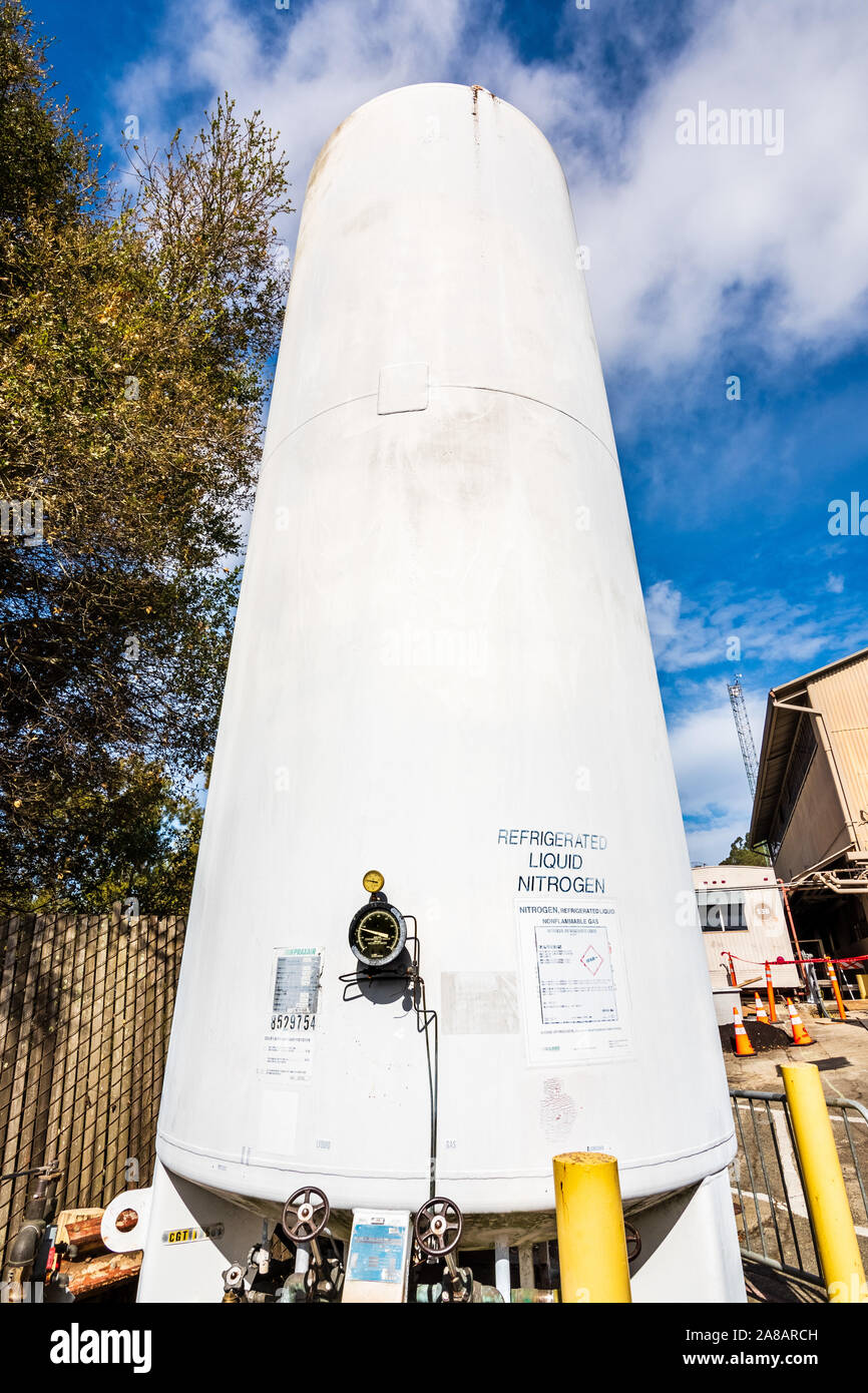 Oct 18, 2019 Berkeley / CA / STATI UNITI D'AMERICA - Azoto liquido refrigerato serbatoio posizionato al Lawrence Berkeley National Laboratory (LBNL) Foto Stock