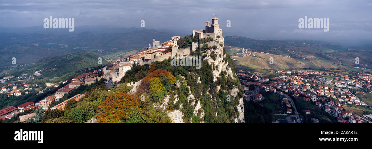 Vista della città sul monte San Marino Foto Stock