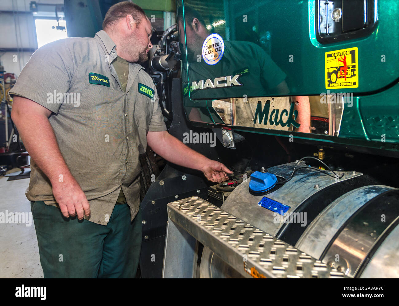 Il tecnico esegue la manutenzione di routine su un Mack Pinnacle carrello di trasporto superiore, Ottobre 2, 2015, in North Charleston, Carolina del Sud. Foto Stock