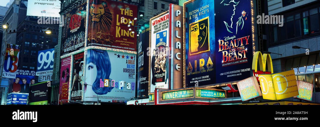 I cartelloni su edifici in una città, Times Square NYC, New York City, nello Stato di New York, Stati Uniti d'America Foto Stock