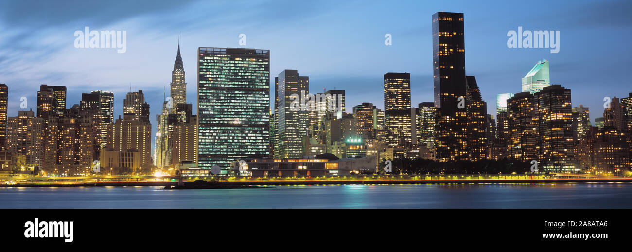 Paesaggio urbano nel crepuscolo, Manhattan, New York City, nello Stato di New York, Stati Uniti d'America Foto Stock