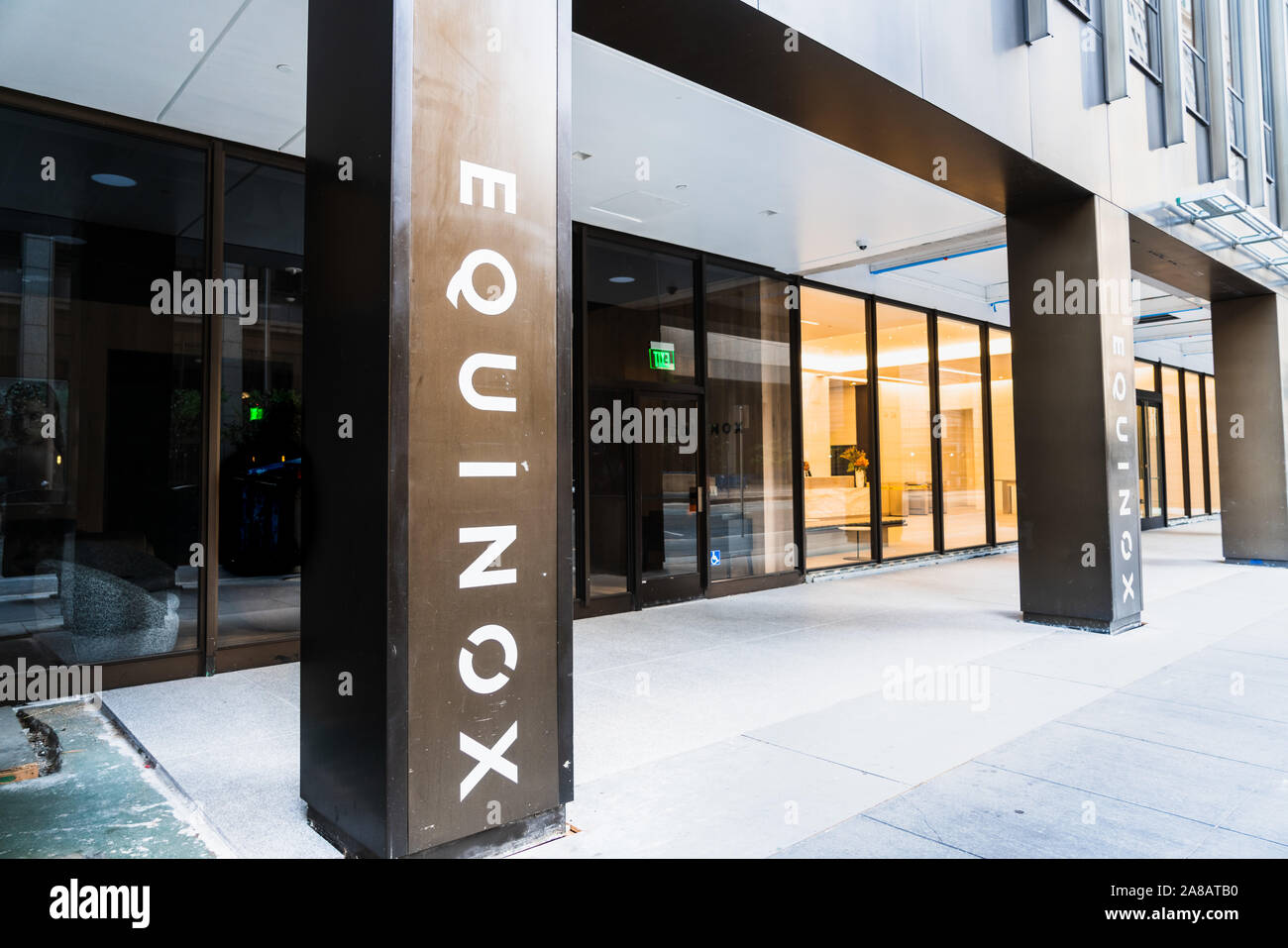 Oct 26, 2019 San Francisco / CA / STATI UNITI D'AMERICA - Upscale palestra Equinox situato nel quartiere SOMA; Equinox è una filiale della Equinox Fitness, un lusso americano f Foto Stock