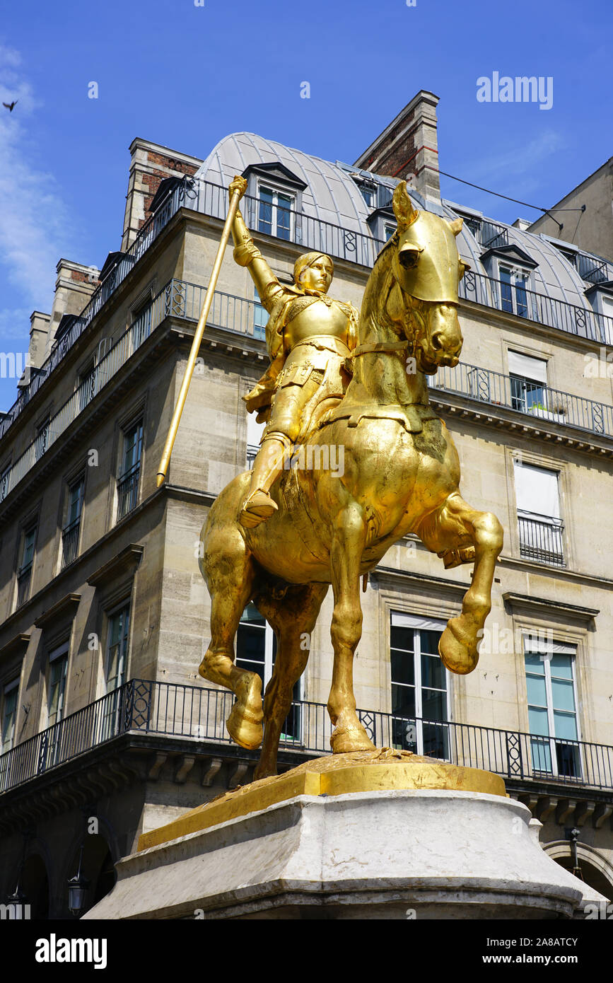 Parigi, Francia -22 LUG 2019- vista giorno del bronzo dorato statua di Jeanne d Arc sulla Place des Pyramides a Parigi. È diventato un luogo di rally per t Foto Stock