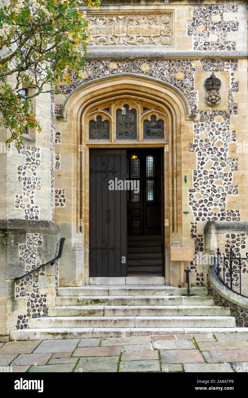 L'ingresso principale a Winchester coroner corte con il cartello in legno al di fuori Foto Stock