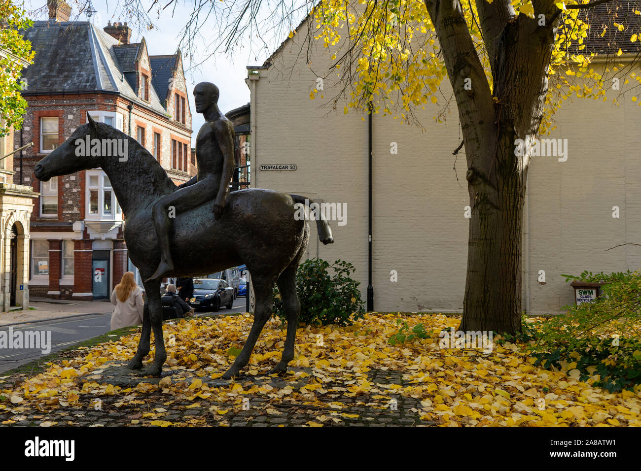 Il cavallo e cavaliere statua in Winchester, Regno Unito da Elisabeth Frink durante l'autunno Foto Stock
