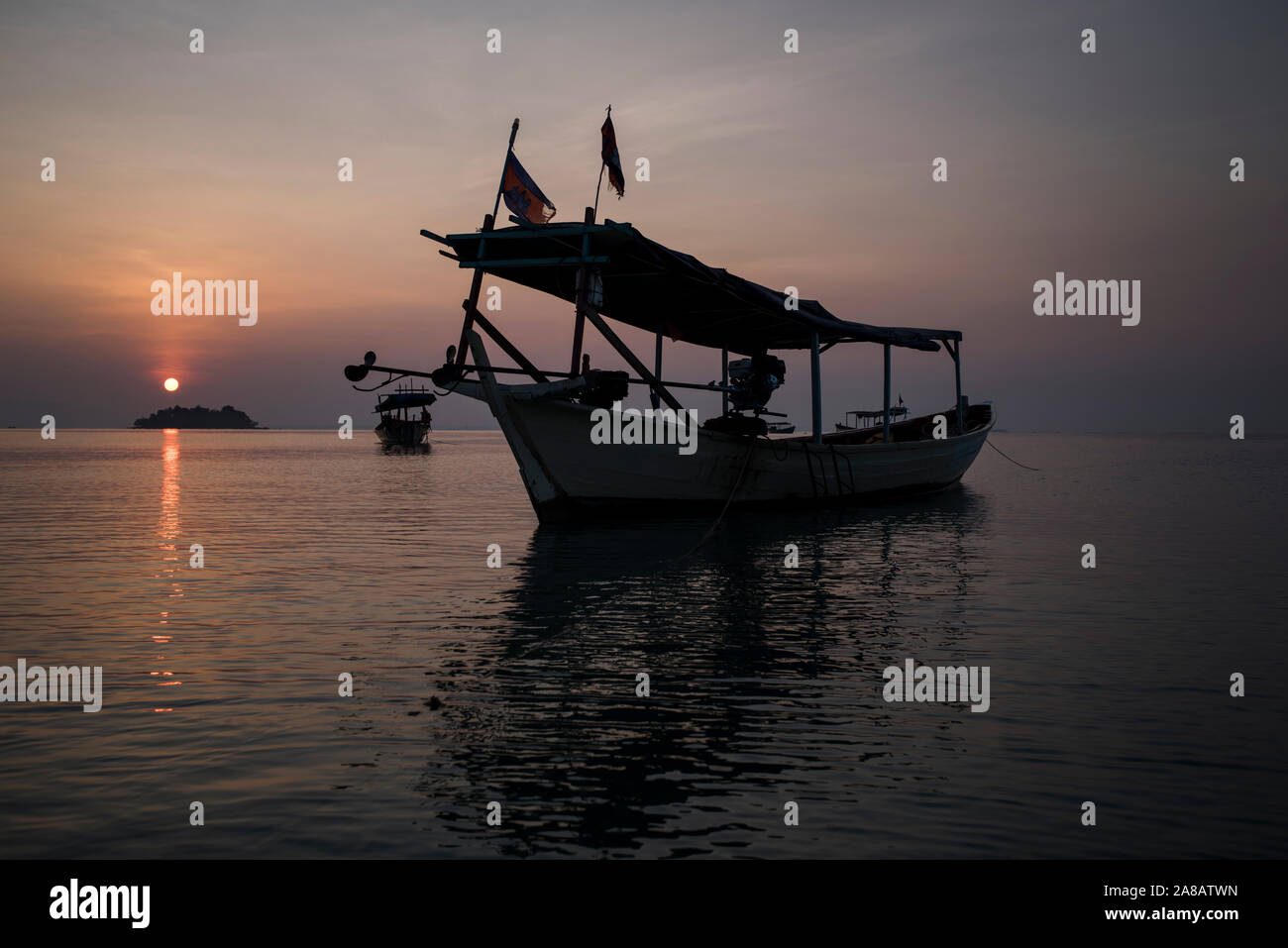 Barche da pesca ormeggiate al Tui beach in Koh Rong Isola, Cambogia. Foto Stock
