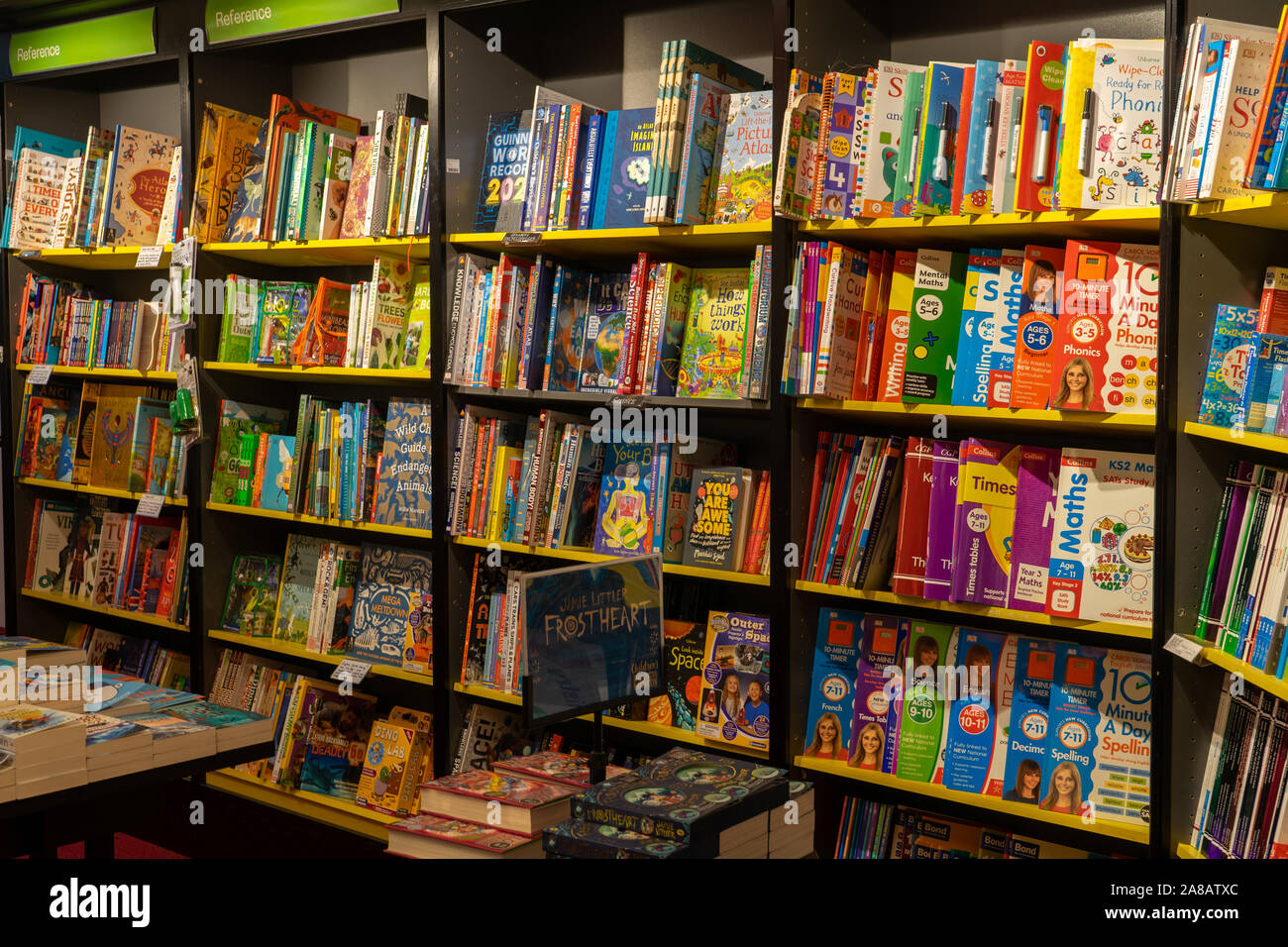 Libri per bambini in vendita su scaffali in un book store o book shop Foto Stock