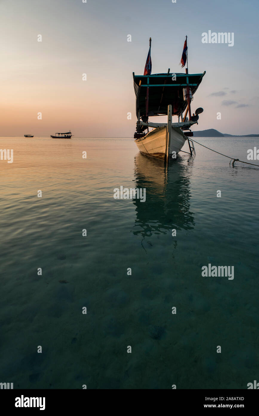 Una barca da pesca ormeggiate presso le tranquille acque della Tui Beach in Koh Rong Isola, Cambogia. Foto Stock