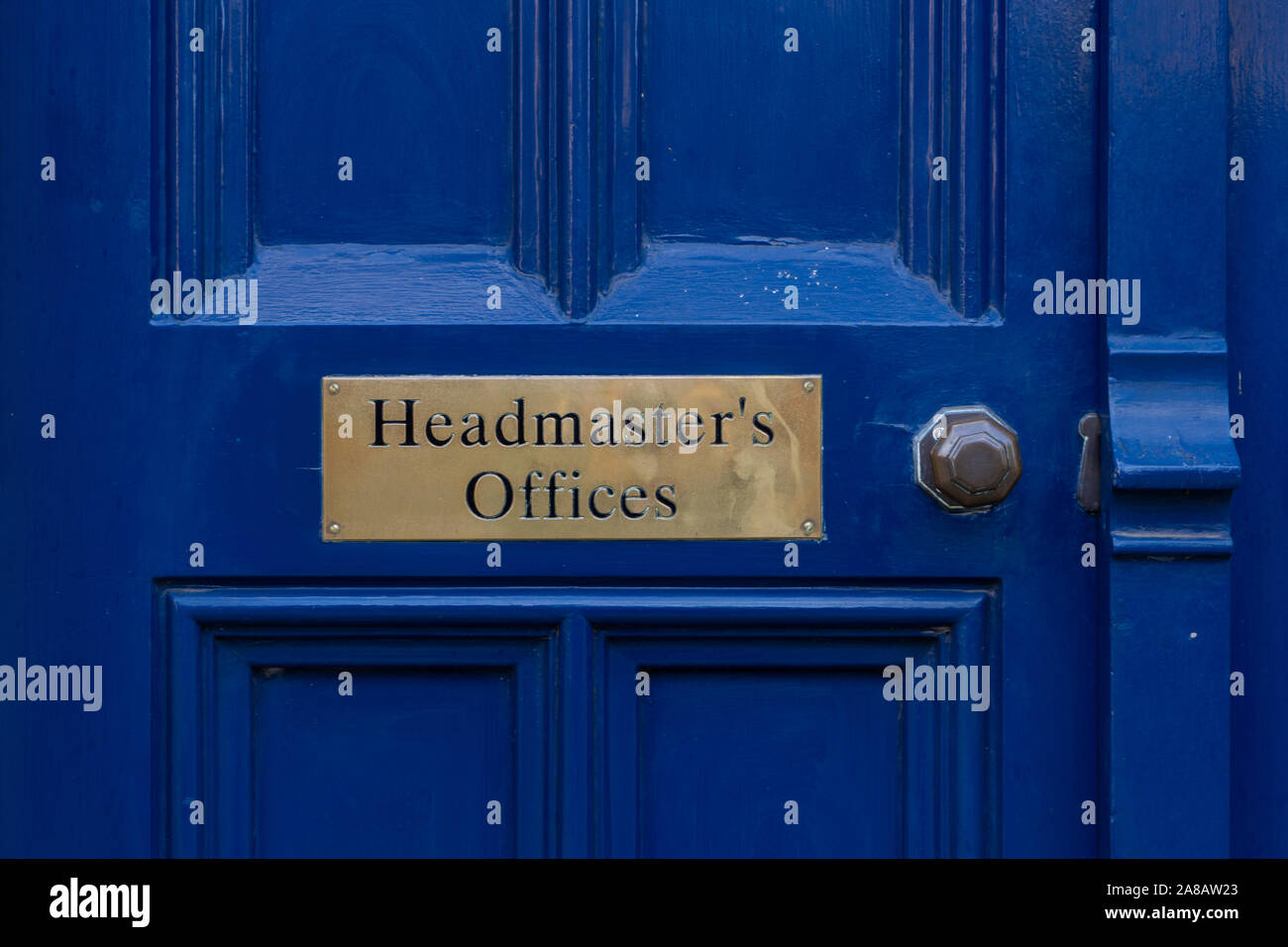 Un segno di ottone lettura presidi uffici su una vecchia porta blu con una maniglia in ottone Foto Stock