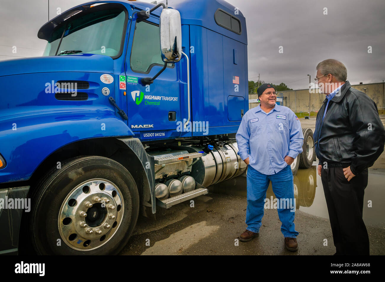Un autista per il trasporto autostradale Chemical colloqui con HTC manutenzione Direttore Larry Edwards, Dic 17, 2014, presso la sede aziendale a Knoxville. Foto Stock