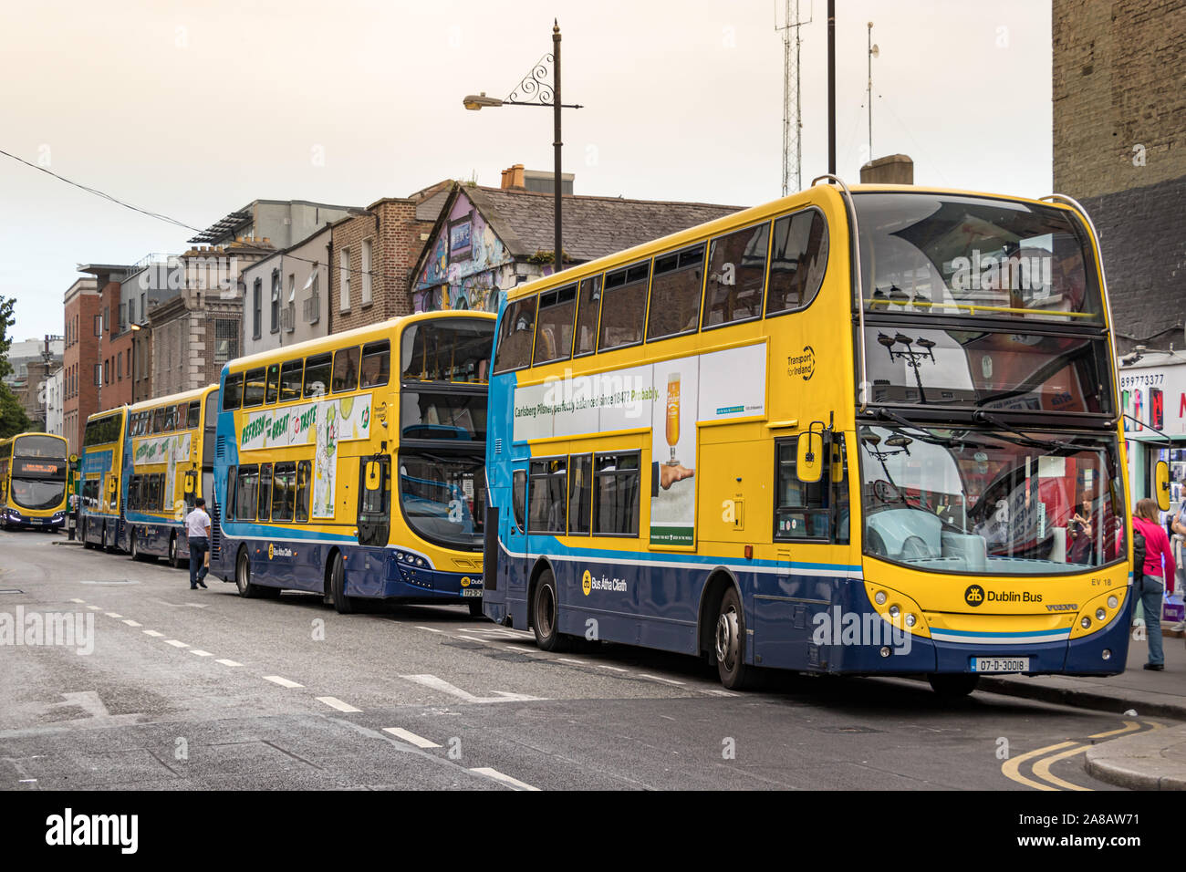 Un double-decker bus pubblico in fila a Dublino, Irlanda Foto Stock