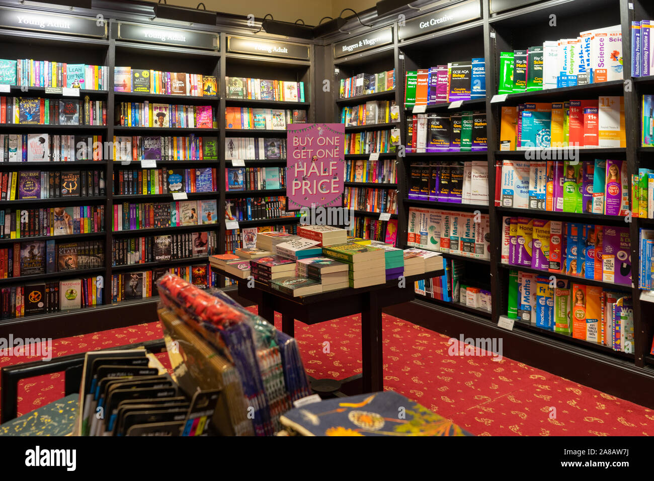 Libri in vendita su scaffali in un book store o waterstones book shop Foto Stock