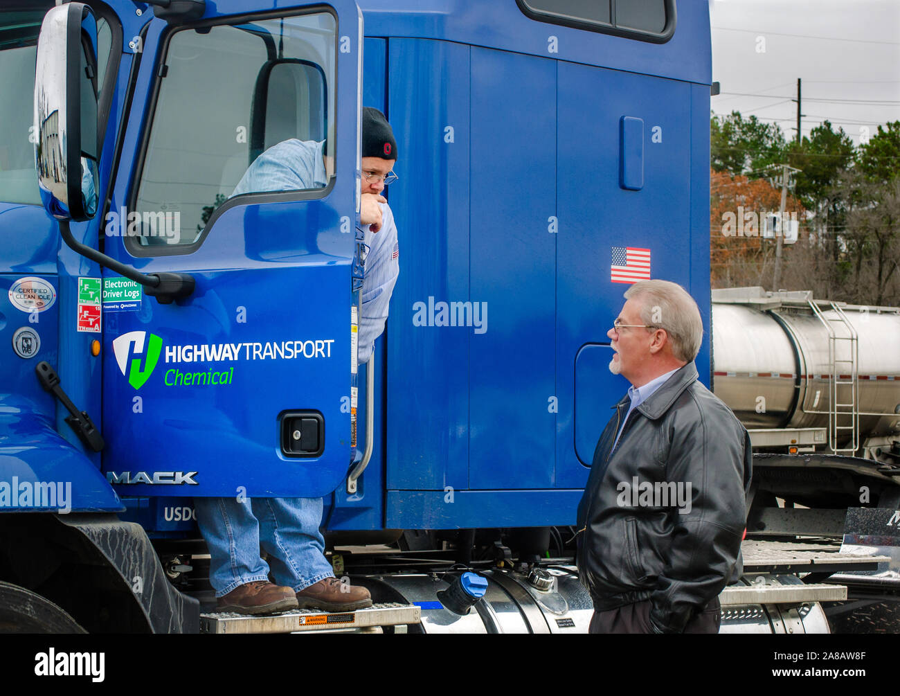 Un autista per il trasporto autostradale Chemical colloqui con HTC manutenzione Direttore Larry Edwards, Dic 17, 2014, presso la sede aziendale a Knoxville. Foto Stock