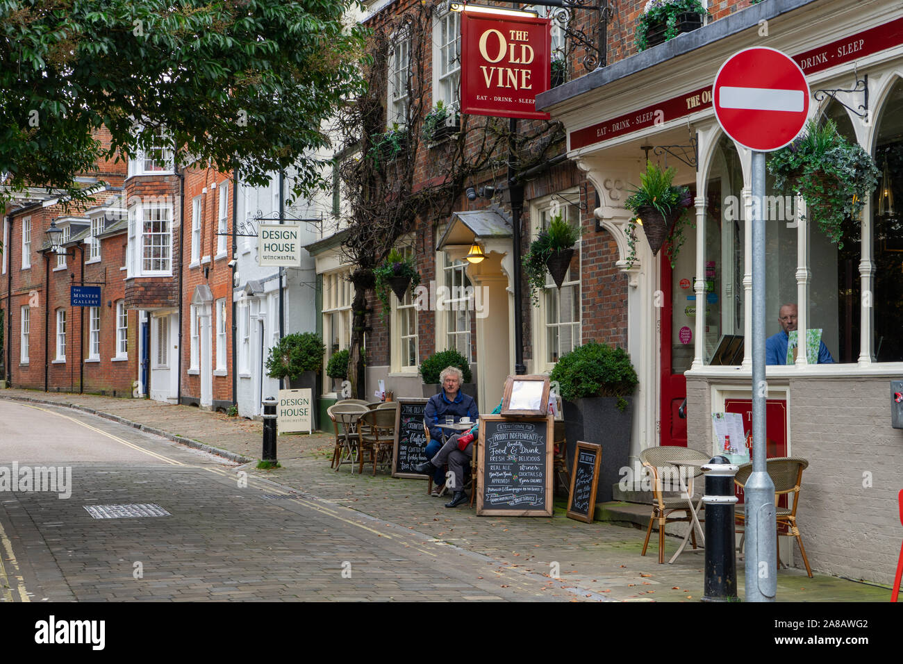 Un vecchio pub inglese in una città storica di un tipico english Street, Winchester, Regno Unito Foto Stock
