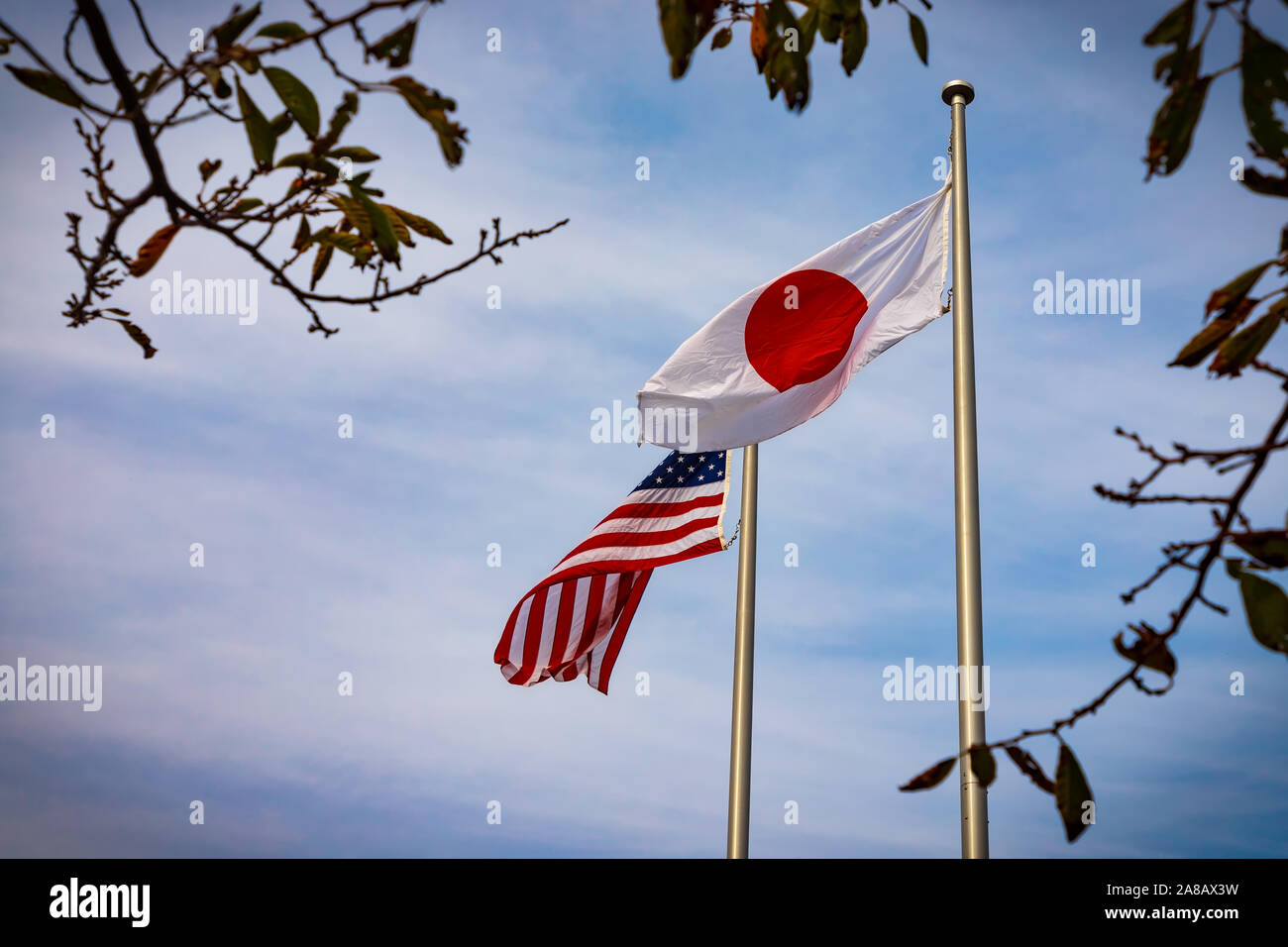 L'Americano e Giapponese bandiere volare fianco a fianco in Yokosuka, Giappone. Foto Stock