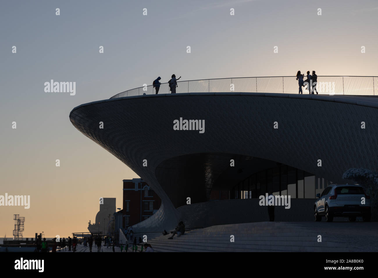 Le persone sul tetto del MAAT - Museo di arte, architettura e tecnologia al tramonto, Lisbona, Portogallo Foto Stock
