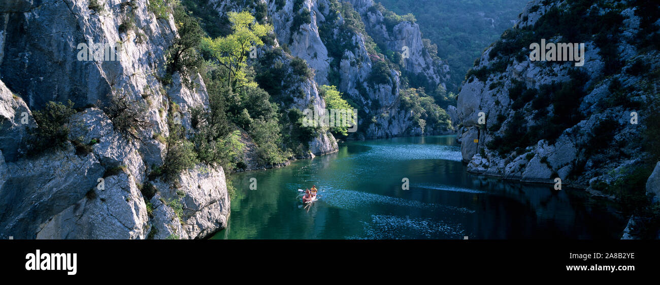 Fiume che scorre tra le montagne, il fiume Verdon, Francia Foto Stock