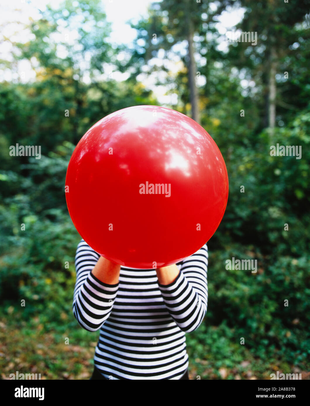 Close-up di una donna soffia un palloncino, Germania Foto Stock