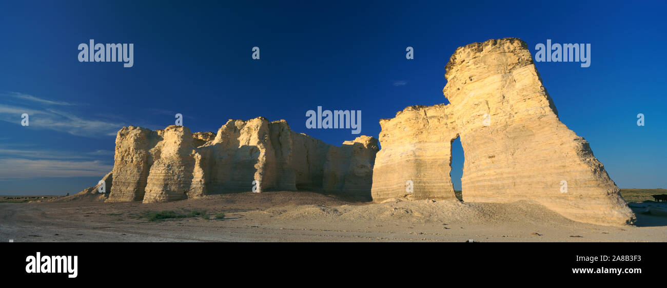 Formazioni di roccia su un paesaggio, monumento rocce, Gove County, Kansas, STATI UNITI D'AMERICA Foto Stock