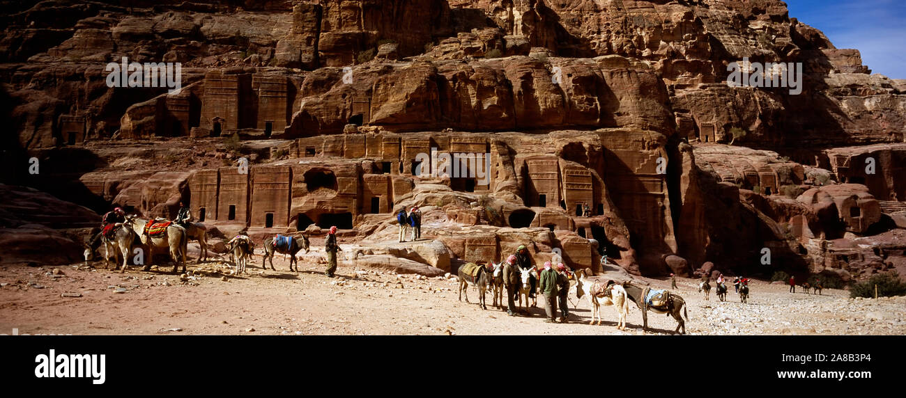Turistico a strutture antiche, Petra, Giordania Foto Stock